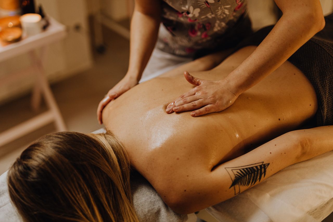 Relaxing oil back massage during a body massage in Manhattan